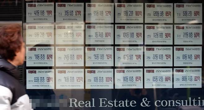 토지거래허가구역 해제 이후 서울 강남3구 아파트 가격이 급등 조짐을 보이고 있다. 사진은 지난 4월23일 서울 강남구 한 아파트 단지 부근 부동산 시세표. 연합뉴스