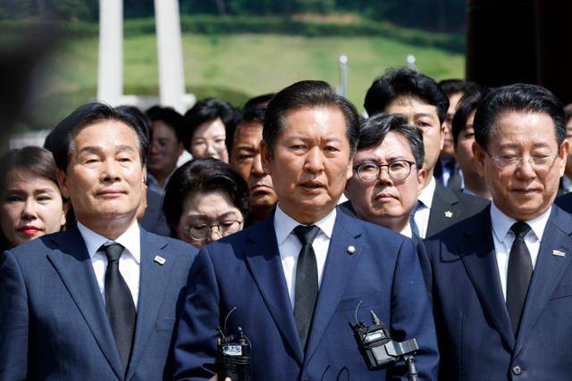 정청래(맨 앞줄 가운데) 더불어민주당 의원이 15일 이재명 대통령 당선 국민감사투어로 광주시 북구 국립5·18민주묘역을 찾아 강기정 광주시장, 김영록 전남지사, 이개호 국회의원 등과 함께 참배한 후 발언하고 있다. 뉴스1