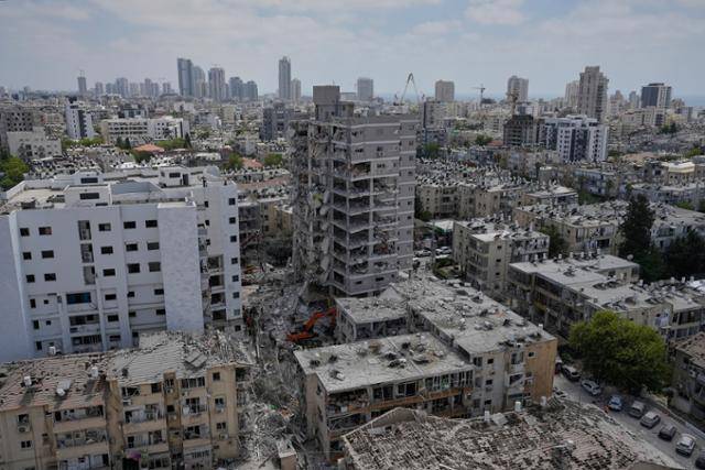 15일 이스라엘 바트얌의 건물들이 이란의 공격으로 무너져 있다. 바트얌=AP 연합뉴스