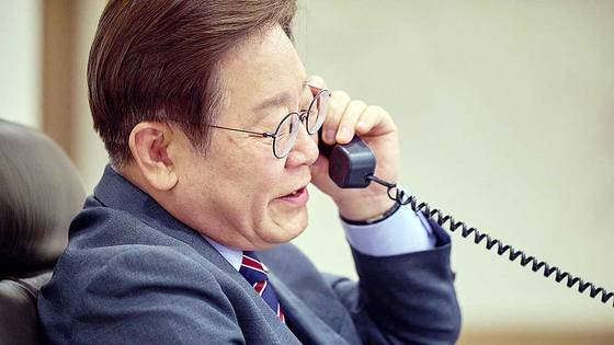 이재명 대통령이 12일 오후 서울 용산 대통령실 집무실에서 앤소니 알바니지 호주 총리와 취임 후 첫 통화를 하고 있다. 대통령실 제공