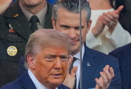 도널드 트럼프 미국 대통령과 피트 헤그세스 국방장관이 14일(현지시간) 워싱턴에서 트럼프 대통령의 79번째 생일 당일에 열린 미 육군 250주년 생일 퍼레이드에 참석해 박수를 치고 있다. 로이터=연합뉴스