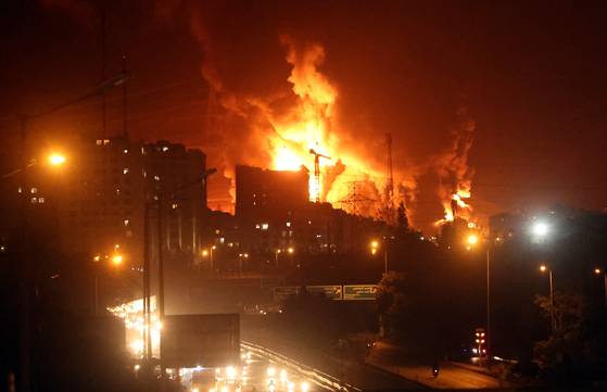 15일(현지시간) 이스라엘의 폭격으로 이란 테헤란 인근의 한 석유 저장고가 불타고 있다. EPA=연합뉴스