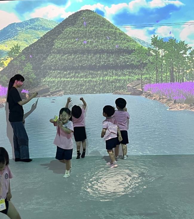 ▲ 동해시 꿈빛마루도서관 1층에 조성된 실감 콘텐츠가 호응을 얻고 있다.