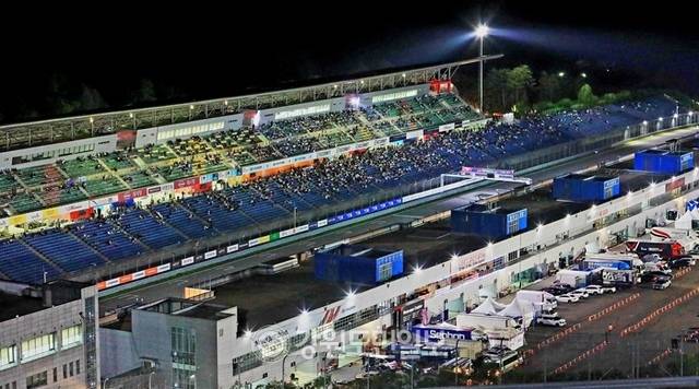 ▲ 지난 14일 밤 인제군 기린면 인제스피디움에서 강원국제모터페스타 ‘2025 오네 슈퍼레이스 챔피언십’ 토요타 가주 레이싱 6000 클래스 ‘나이트 레이스’가 열렸다.