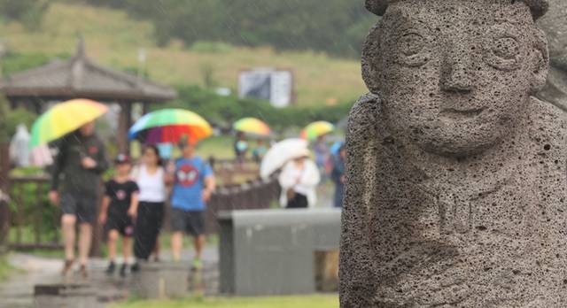 ▲ 제주도에 이른 장마가 시작된 12일 오전 제주 서귀포시 대정읍 송악산을 찾은 관광객이 산책로를 걷고 있다. 연합뉴스