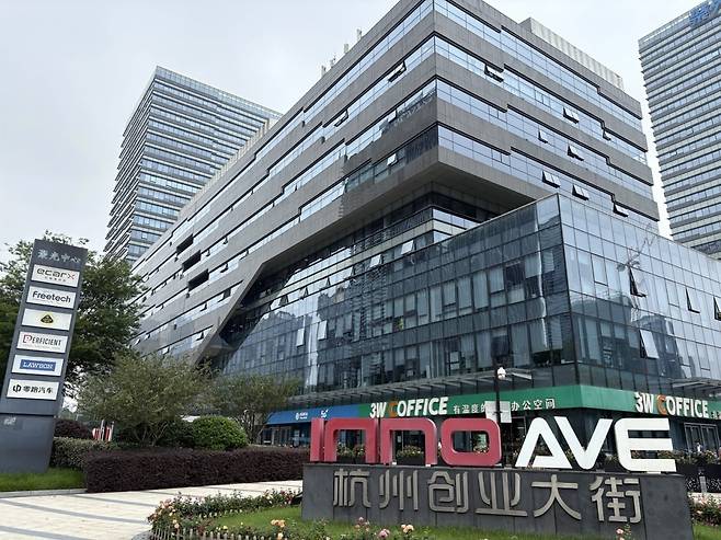 중국 저장성은 올해 항저우와 닝보를 핵심 거점으로 삼아 반도체, 시스템 소프트웨어, 클라우드 플랫폼 등을 아우르는 산업 클러스터를 조성할 방침이다. 항저우에는 혁신을 앞세운 스타트업들이 줄지어 유입되고 있다. 항저우=김은정 특파원