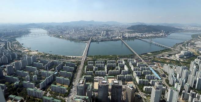 서울 아파트값이 상승하면서 규제지역이 확대될지 관심이 커지고 있는 가운데 12일 서울 잠실 롯데월드타워 전망대 서울스카이에서 바라본 모습. 사진=김범준 한국경제신문 기자