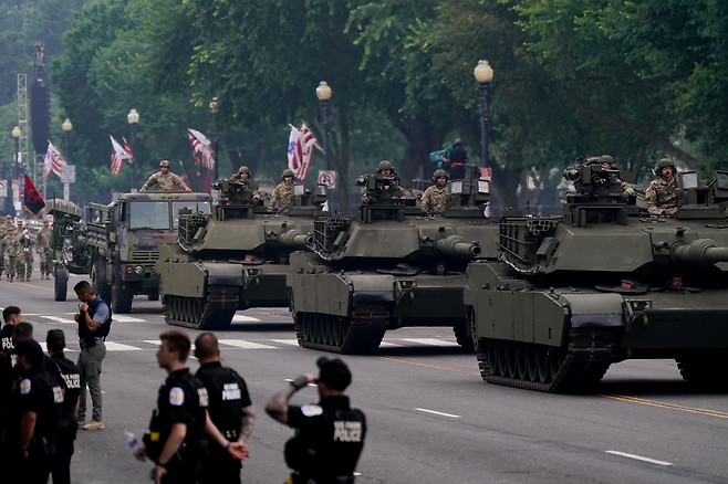 미국 육군 창설 250주년이자 도널드 트럼프 대통령의 79번째 생일인 14일(현지시간) 워싱턴DC에서 열병식이 진행되고 있다. EPA연합뉴스