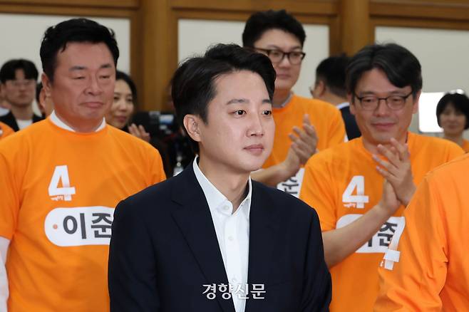 이준석 개혁신당 대선 후보가 지난 3일 방송 3사 출구조사 발표를 확인한 뒤 국회 의원회관에 마련된 당 개표상황실에 도착해 소감을 밝히기 전 생각에 잠겨 있다. 성동훈 기자