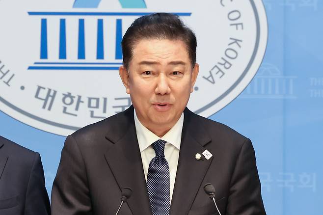 김병기 더불어민주당 대표 직무대행 겸 원내대표가 15일 국회에서 원내대표단 인선을 발표하고 있다. 한수빈 기자