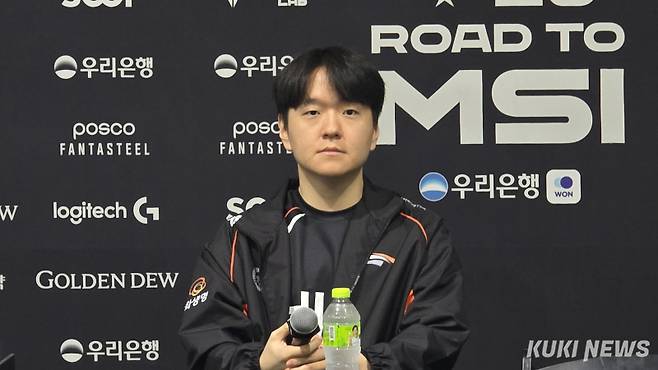 최인규 감독이 15일 오후 3시 부산 사직실내체육관에서 ‘2025 LCK 로드 투 MSI’ 최종전 T1과 경기하기 전 인터뷰하고 있다. 김영건 기자