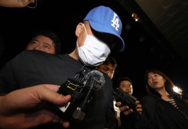 대구에서 신변보호 여성을 살해하고 도주한 혐의를 받는 남성이 세종에서 검거돼 15일 경찰서로 들어가고 있다. 연합뉴스