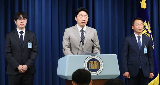 강훈식 대통령비서실장이 15일 서울 용산 대통령실에서 인선 발표를 하고 있다. 왼쪽부터 하정우 AI미래기획수석, 강 비서실장, 김현종 국가안보실 1차장. 연합뉴스