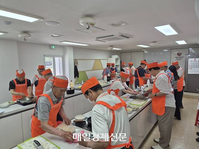 경기 수원시의 서호노인복지관에서 홀몸 남성 시니어 셰프들이 요리를 하고 있다. 차창희 기자
