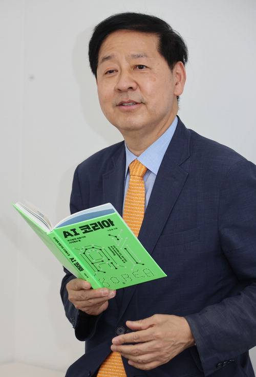 최근 'AI 코리아' 책을 출간한 구윤철 전 국무조정실장이 매일경제와 인터뷰하고 있다.