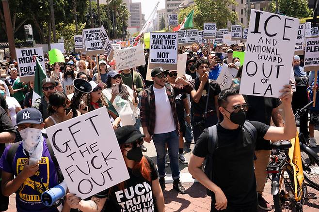 8일(현지시간) 미국 캘리포니아주 로스앤젤레스(LA) 시내에서 시민들이 연방 정부의 이민 단속에 반대하는 가두 시위를 벌이고 있다. <로이터 연합뉴스>