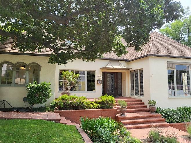 미국 캘리포니아 오렌지카운티에 위치한 싱글하우스. 엠비아