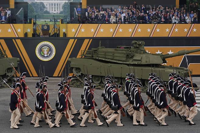 미 육군 창설 250주년 열병식 14일(현지시간) 미국 워싱턴DC에서 미 육군 창설 250주년을 기념하는 대규모 열병식이 열렸다. 독립전쟁 당시 제복을 입은 군인들이 트럼프 대통령 앞을 지나 행진하고 있다. 이날은 도널드 트럼프 대통령의 79번째 생일이기도 했다. AP연합뉴스