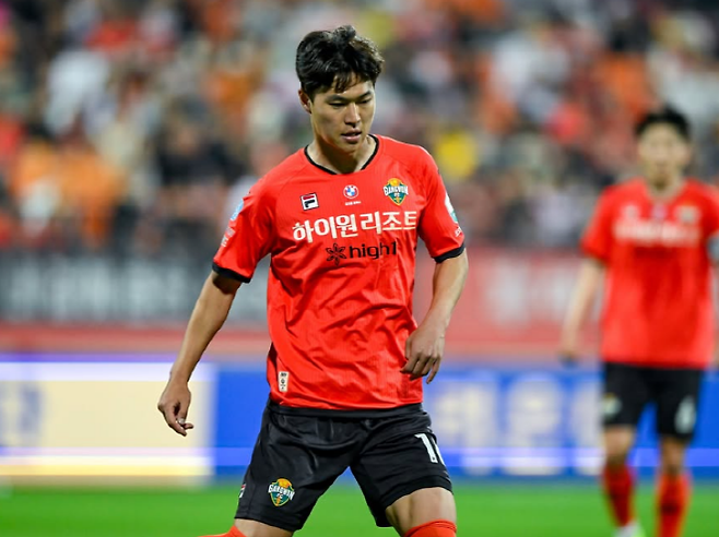 강원 FC 스트라이커 김건희. 사진=강원 FC SNS