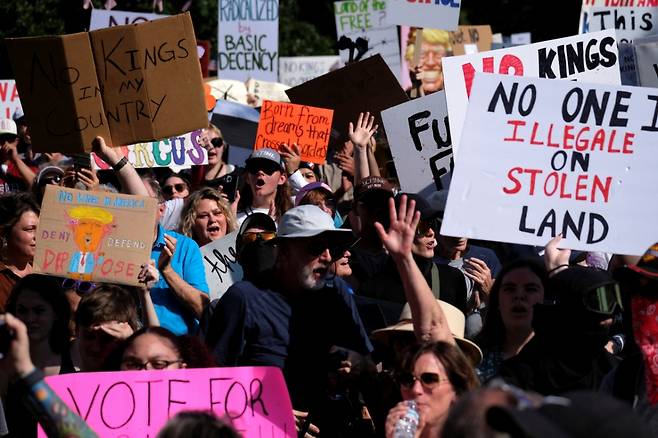 미국 텍사스 오스틴에서 14일(현지시간) 진행된 반(反)트럼프 시위 '노 킹스' 집회 참가자들이 도널드 트럼프 대통령의 정책을 비판하고 있다. /로이터=뉴스1