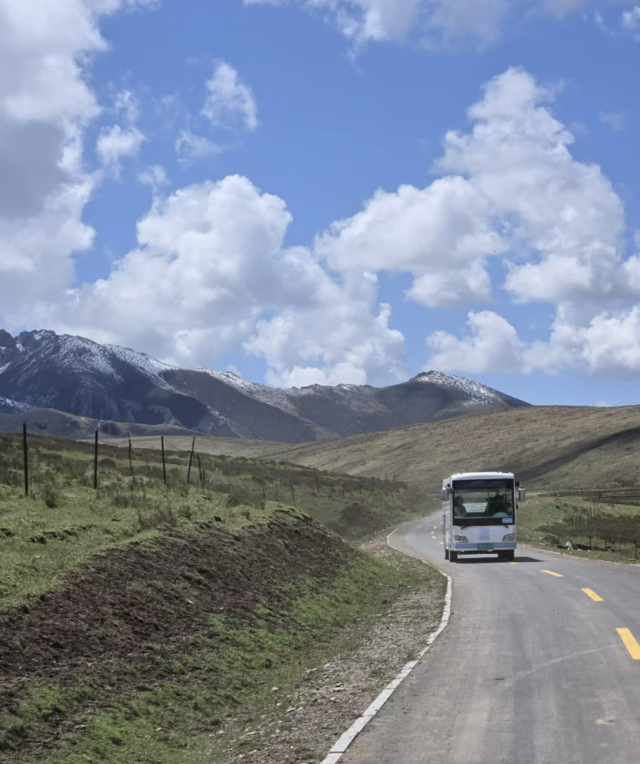 전동차를 타고 드넓은 초원 길을 둘러본다.