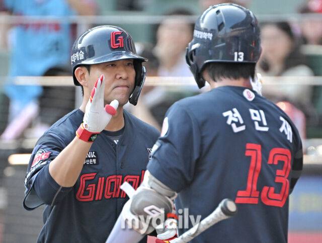 14일 오후 인천 문학동 SSG랜더스필드에서 진행된 '2025 프로야구 KBO리그' SSG랜더스와 롯데자이언츠의 경기. 롯데 김민성이 2회초 1사에서 솔로홈런을 터뜨린 뒤 홈을 밟고 있다./인천 = 송일섭 기자