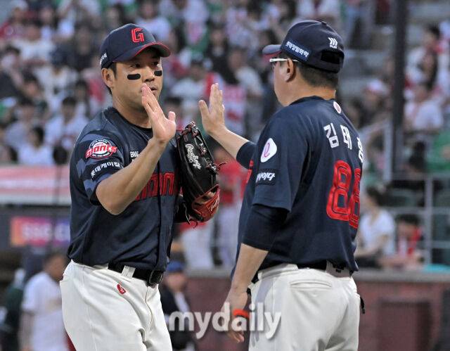 14일 오후 인천 문학동 SSG랜더스필드에서 진행된 '2025 프로야구 KBO리그' SSG랜더스와 롯데자이언츠의 경기. 롯데 전준우가 4-2로 승리한 뒤 김태형 감독과 환호하고 있다./마이데일리
