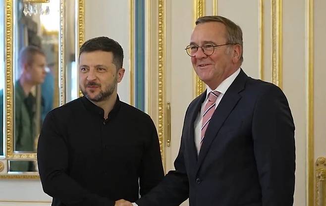 볼로디미르 젤렌스키 우크라이나 대통령(사진 왼쪽)과 보리스 피스토리우스 독일 국방장관이 12일(현지 시간) 키이우에서 만나 악수하고 있다. (사진=젤렌스키 대통령 X 영상 캡처) 2025.06.15. *재판매 및 DB 금지