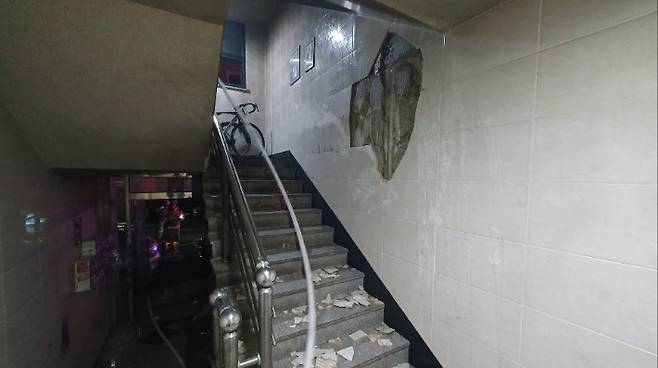 A씨가 다세대주택에 불을 지른 현장. 청주동부소방서 제공