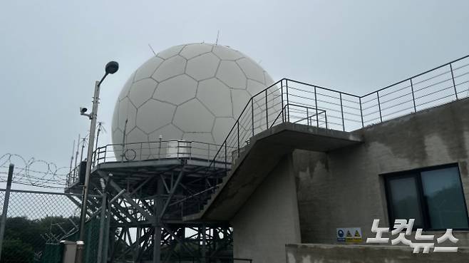 제주 한라산 해발 1138m에 위치한 한라레이더의 모습. 국내 최초로 3D레이더(PSR)를 갖추고 있다. 박인 기자