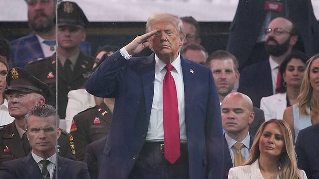 행진하는 군에 경례하는 트럼프 미국 대통령