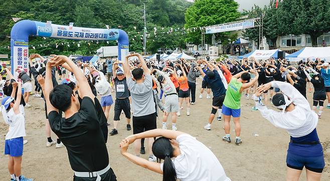 15일 경북 울릉군 울릉읍 울릉문화예술체험장에서 열린 독도지키기 제20회 울릉도 국제 마라톤대회에서 참가자들이 준비운동을 하고 있다.
