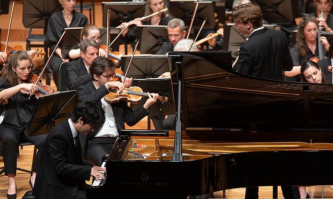 11일 서울 예술의전당 콘서트홀에서 열린 프랑스 파리오케스트라 콘서트에서 라흐마니노프의 피아노 협주곡 제4번을 연주 중인 피아니스트 임윤찬을 지휘자 클라우스 메켈레가 바라보고 있다. 빈체로 제공