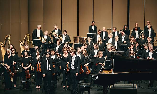 13일 LG아트센터 서울에서 열린 프랑스 파리오케스트라 콘서트에서 라흐마니노프의 피아노 협주곡 제4번 연주를 마친 피아니스트 임윤찬 손을 지휘자 클라우스 메켈레가 들어 보이며 객석 갈채에 답례하고 있다. LG아트센터 제공