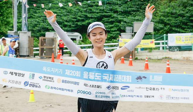제20회 울릉도 국제 마라톤대회 여자부 풀코스 1위를 차지한 한지현씨. 울릉=최상수 기자