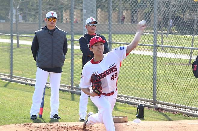 KIA 이의리가 지난 1월 미국 어바인 스프링캠프에서 불펜 피칭을 하고 있다. KIA 타이거즈 제공