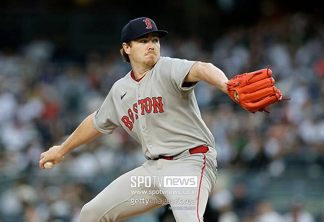 ▲ 보스턴 레드삭스 신인 오른손투수 헌터 도빈스. 그는 9일(한국시간) 뉴욕 양키스와 원정경기를 앞두고 \"양키스가 내게 계약을 제안하는 마지막 팀이라면 은퇴하겠다\"고 도발했다.