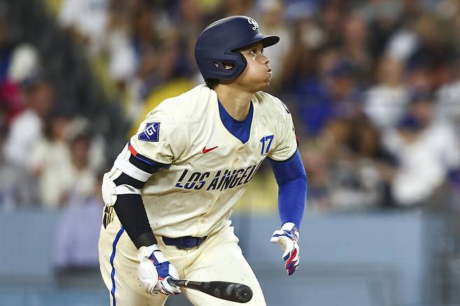 ▲ 타구를 바라보는 오타니 쇼헤이. 15일(한국시간) 샌프란시스코 자이언츠와 경기에서 24호 홈런과 25호 홈런을 날렸다. ⓒ연합뉴스/AP