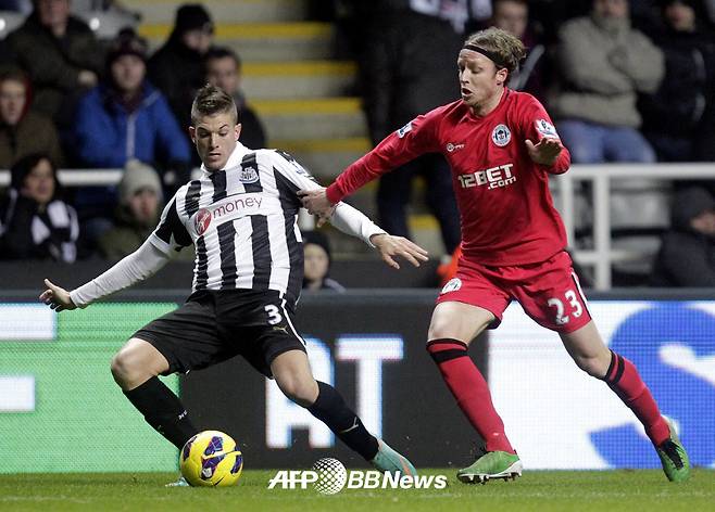 지난 2012년 잉글랜드 프리미어리그(EPL) 위건 애슬레틱에서 뛰던 로니 스탐(오른쪽)의 모습. /AFPBBNews=뉴스1