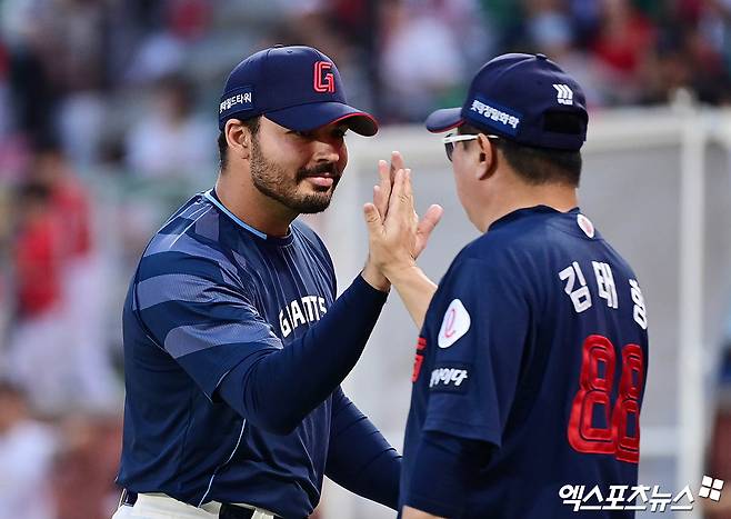 롯데 자이언츠 외국인 투수 알렉 감보아(왼쪽)가 14일 인천 SSG랜더스필드에서 열린 2025 신한 SOL Bank KBO리그 SSG 랜더스와의 팀 간 10차전에서 승리투수가 된 뒤 김태형 감독과 하이파이브를 하고 있다. 사진 박지영 기자