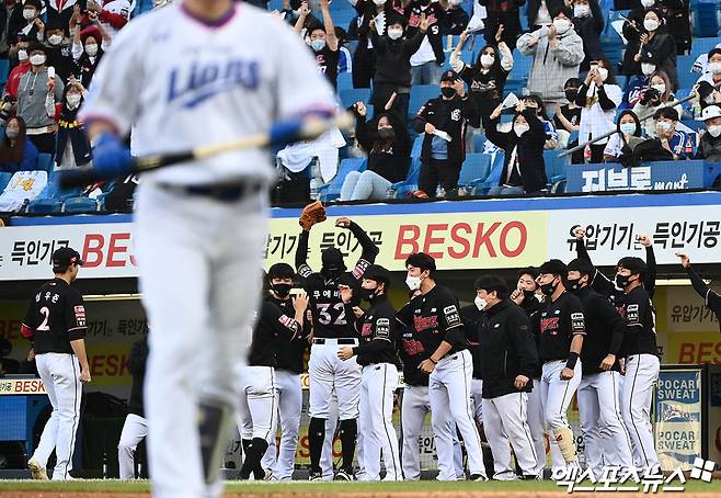 KT 위즈 선발투수 윌리엄 쿠에바스가 2021년 10월 31일 삼성 라이온즈와의 1위 결정전에 등판해 이닝을 마친 뒤 선수들 사이에서 세리머니하고 있다. 엑스포츠뉴스 DB