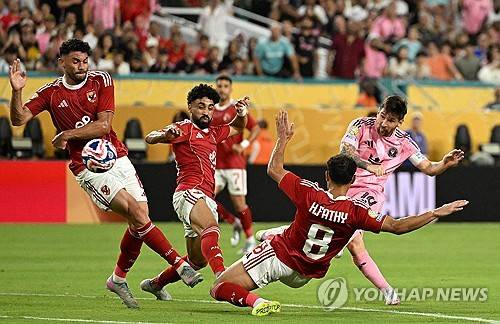 하비에르 마스체라노 감독이 이끄는 인터 마이애미가 15일(한국시간) 미국 플로리다주 마이애미에 있는 하드록 스타디움에서 열린 알아흘리(이집트)와의 2025 FIFA 클럽 월드컵 개막 전에서 득점 없이 0-0으로 비겼다. 연합뉴스