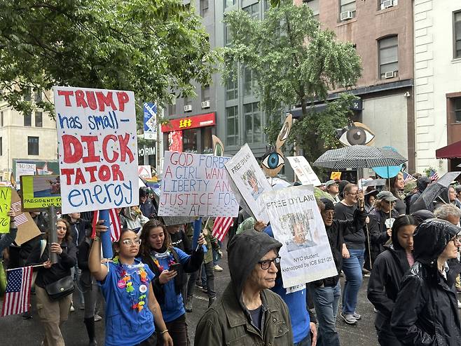 뉴욕 '노 킹스' 집회 시위대 (뉴욕=연합뉴스) 이지헌 특파원 = 14일(현지시간) 미국 뉴욕 맨해튼 거리에서 열린 '노 킹스' 집회에서 참가자들이 피켓을 들고 행진하고 있다. 2025.6.14 pan@yna.co.kr