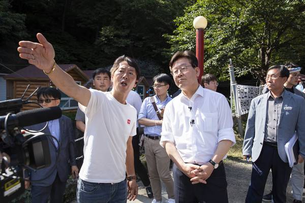경기지사 재임 때인 2019년 8월 양주 계곡 일대 불법영업소 철거현장을 찾아 주민들을 설득한 이재명 대통령 <경기도 제공>