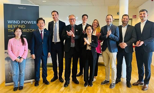 울산시 유럽 투자유치사절단은 현지시간 13일 스웨덴 스톡홀름에 있는 헥시콘사에서 마커스 토르 헥시콘 CEO 및 관계자들을 만나 울산 부유식 해상풍력사업 추진을 위한 협력 방안을 논의했다. 울산시 제공