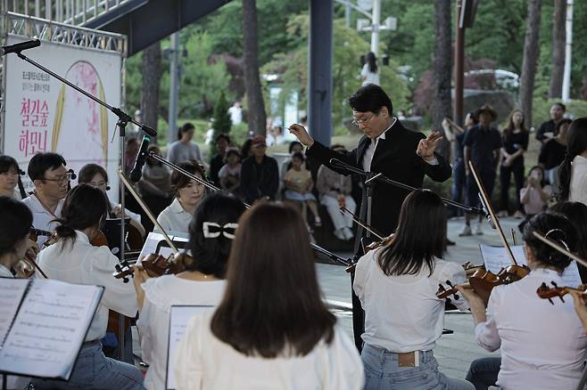 지난 14일 포항제철소 포스필하모닉오케스트라가 포항 철길숲 ‘찾아가는 클래식 연주회 철길숲 하모니’를 진행했다. /포스코 제공