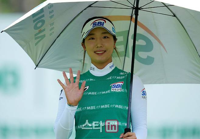 이동은이 DB그룹 제39회 한국여자오픈 최종일 경기 1번홀 티샷을 끝낸 뒤 카메라를 향해 손을 흔들고 있다. (사진=이데일리 골프in 조원범 기자)