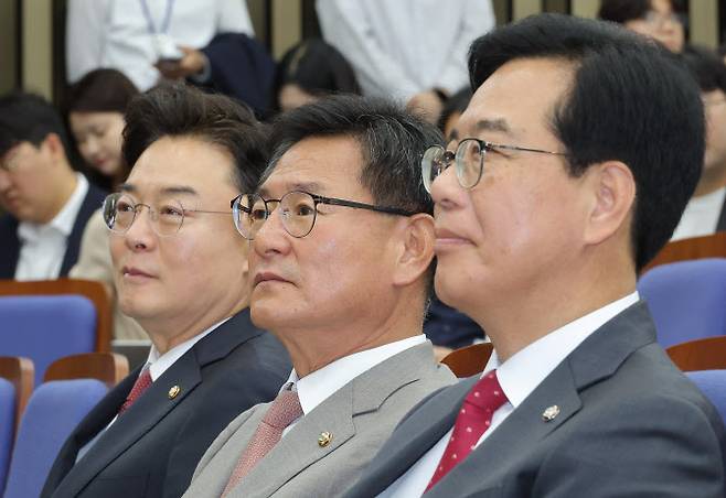 국민의힘 원내대표 선거에 출마한 김성원(왼쪽부터), 이헌승, 송언석 후보가 16일 서울 여의도 국회에서 열린 원내대표 선출 선거 의원총회에서 권성동 원내대표의 인사말을 듣고 있다. (사진=연합뉴스)