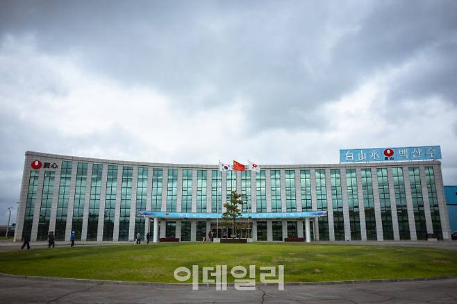 지난 11일 중국 연변조선족자치구 이도백하진에 위치한 농심 백산수 공장의 모습.