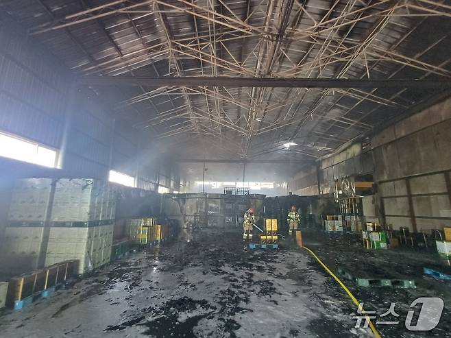 논산 성동면 식용류 창고 화재 현장. (논산소방서 제공, 재판매 및 DB금지) / 뉴스1